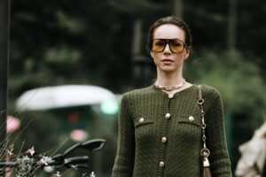 Les ventes montent en flèche chez Massimo Dutti avec la robe chemise à prix réduit qui sera un incontournable à porter d'ici l'automne.