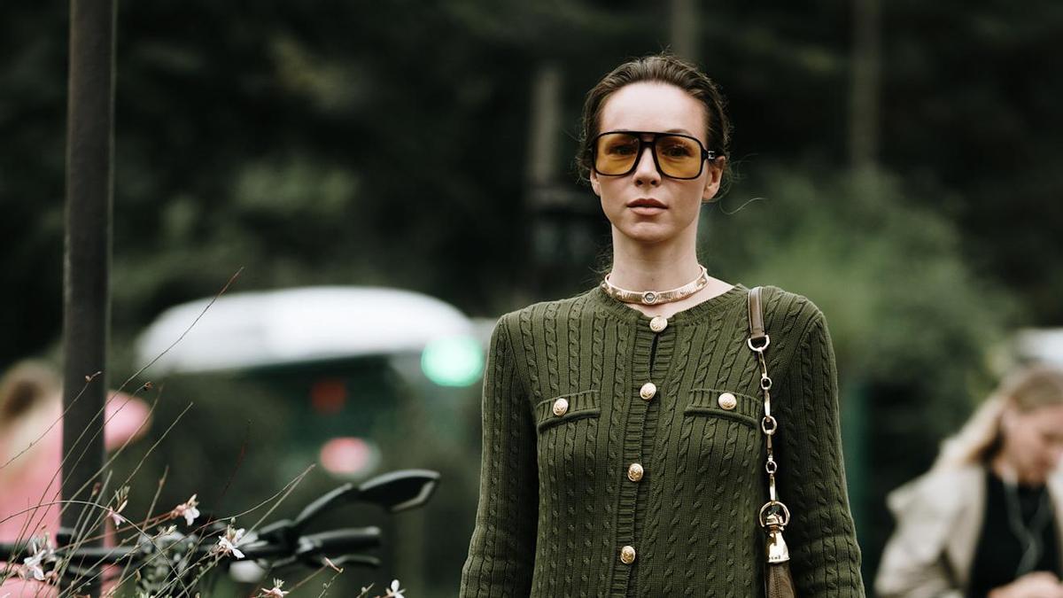 Look de street style con un vestido verde oliva