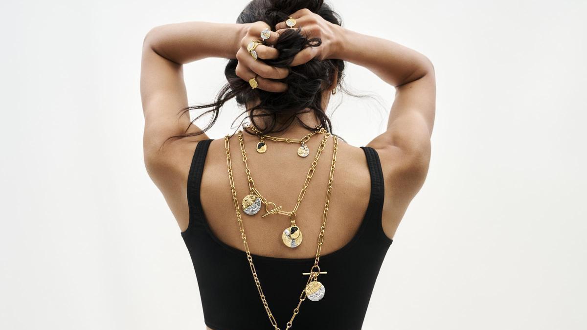 Disparadas las ventas en Pandora por los colgantes con charms más originales del otoño: joyas reversibles y personalizables para elevar un look