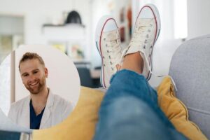 Manuel Vidal, podologue : « Les crocs ne soutiennent pas bien le talon et les Converse causent beaucoup de problèmes avec les ongles, pour l'été le meilleur choix est des sandales ou des chaussures pieds nus »