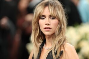 María Baras, coiffeuse : « Quand on a un visage allongé, on cherche à briser la verticalité, à adoucir les traits et à les arrondir. Vous pouvez y parvenir avec ces deux coupes de cheveux. »