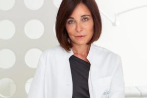 María Segurado, dermatologue : « La crème Nivea au flacon bleu est idéale pour les talons gercés car elle aide à apaiser et réparer la barrière cutanée, et à réduire l'inflammation de la peau »