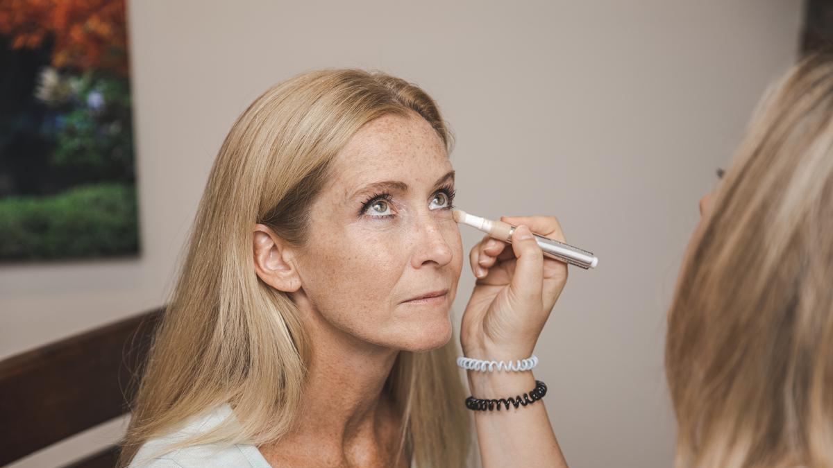 Martha Obeo, maquilladora: "En mujeres de 50 o 60 años con el párpado caído no recomiendo poner sombra oscura porque se consigue una mirada más pesada. Lo mejor es trabajar con sombras marrones de intensidad media, mates o con un acabado satinado muy suave, y difuminarlas"