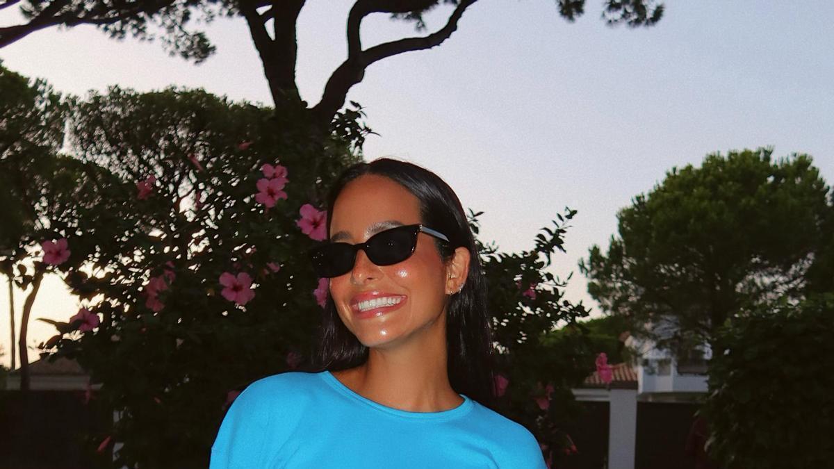 Total look azul de la influencer María Fernández Rubies que hace match con las bailarinas de Zara