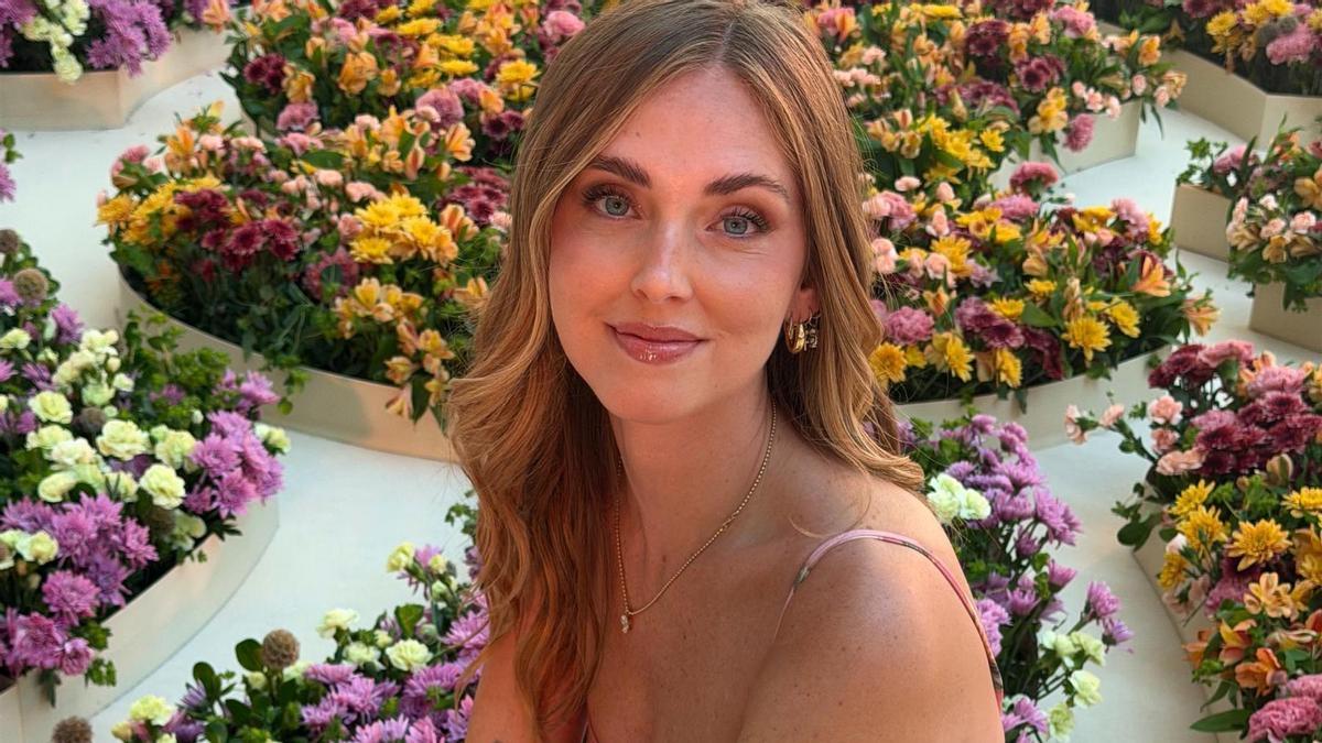 Look de la influencer Chiara Ferragni que queda genial con los zapatos Skechers