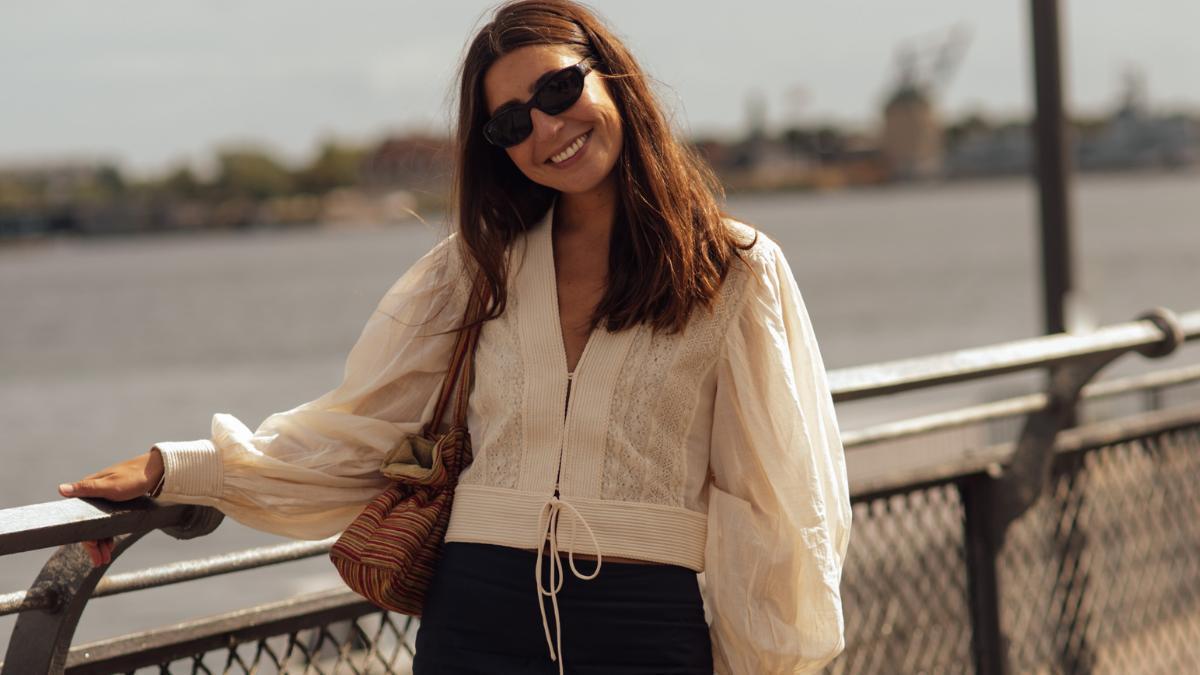 Mi amiga más clásica ha encontrado por 15 €, 17 € y 19 € en Lefties las blusas románticas más elegantes para combinar con vaqueros y llevar a la oficina
