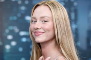 Ni crème hydratante, ni spray fixateur : l'astuce d'Ester Expósito pour un maquillage sans craquelures et sans brillance, ce sont ces poudres libres