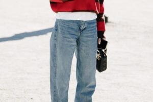 Ni droit, ni 'large' : Stradivarius commercialise le jean tendance 2026 qui stylise le plus les jambes à 29 € (et dans 4 coloris différents)