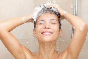 Ni tous les jours ni une fois par semaine : à quelle fréquence faut-il se laver les cheveux selon les experts