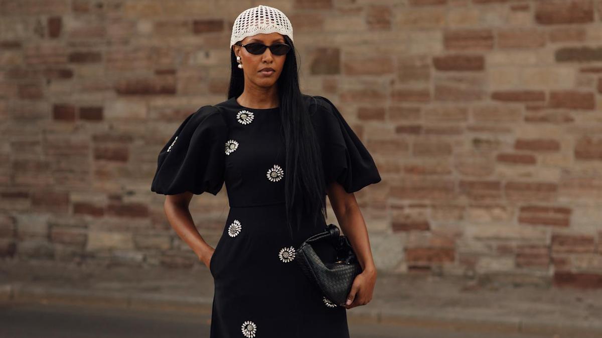 Look de street style con vestido negro