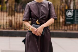 Obsession à Sfera pour les robes midi tendances de l'automne 2026 que les experts de la mode porteront avec des ballerines ajourées en pleine saison