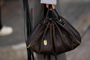 On dirait qu'ils viennent de Loewe, mais ils viennent de Massimo Dutti, Mango et plus encore : les sacs froncés sont la nouvelle obsession du mois de septembre