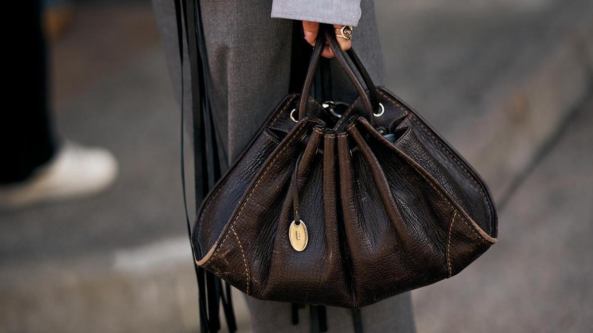 Un bolso fruncido en un look de street style