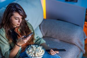 Patricia Baonza, thérapeute : « La posture 'text neck' lors de l'utilisation du téléphone portable peut provoquer l'apparition prématurée du redoutable double menton ainsi que des lésions cervicales »