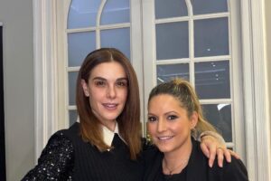 Raquel Mazas, coiffeuse : « Ce sont les 7 astuces d'experts indispensables pour afficher des cheveux parfaits. Les cheveux mouillés sont plus vulnérables, il faut donc éviter de tirer, et il est également important d'éviter de les frotter trop fort avec la serviette »