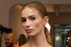 Roberto Fuiro signe le maquillage du défilé The 2nd Skin Co. : « Nous voulions une peau très juteuse et transparente, un naturel très sophistiqué »