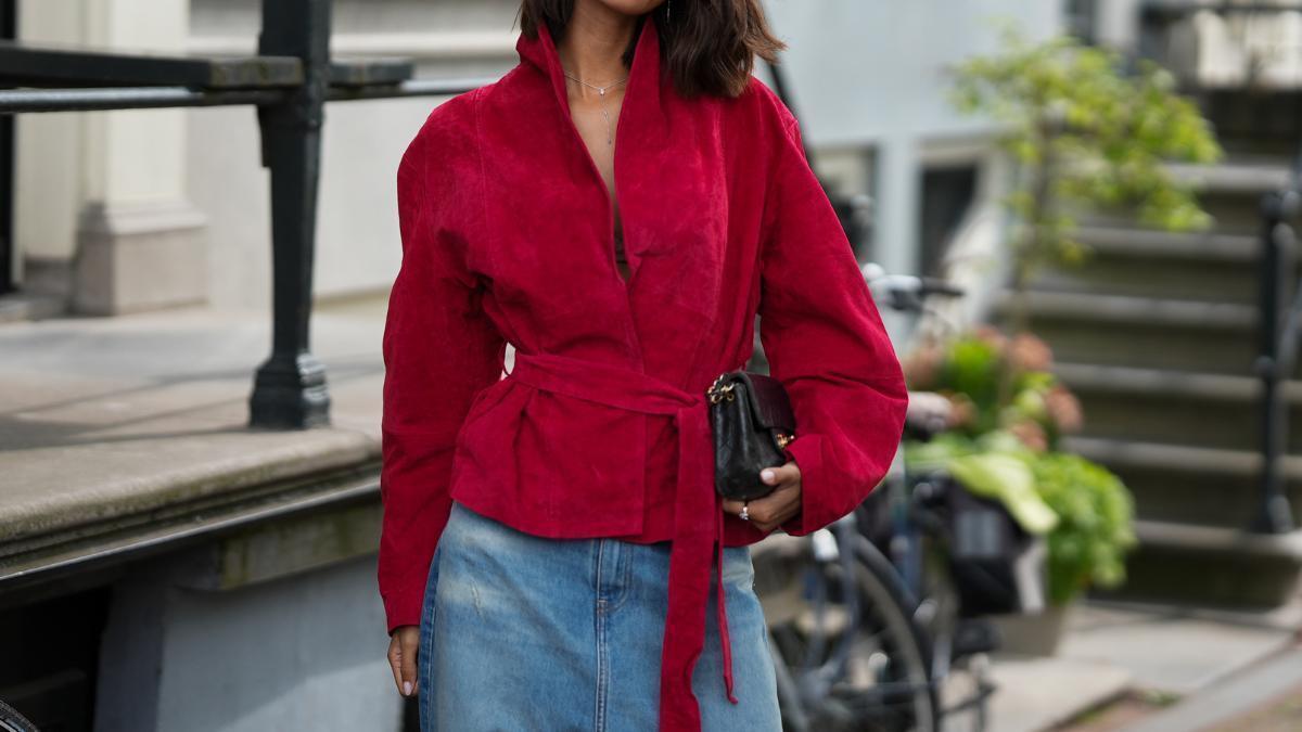 Éxito viral en Zara por estas chaquetas con cinturón de tendencia 2026 con efecto