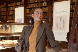 Victoria Federica donne une leçon de style à Milan : avec un col roulé en soie, elle inspire par son look pour aller au bureau et est parfaite pour l'automne