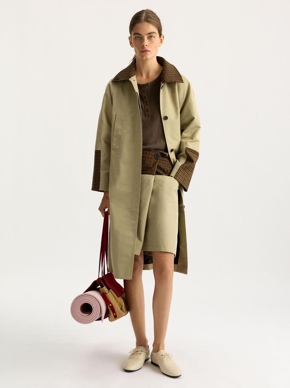 Trench beige détails carreaux