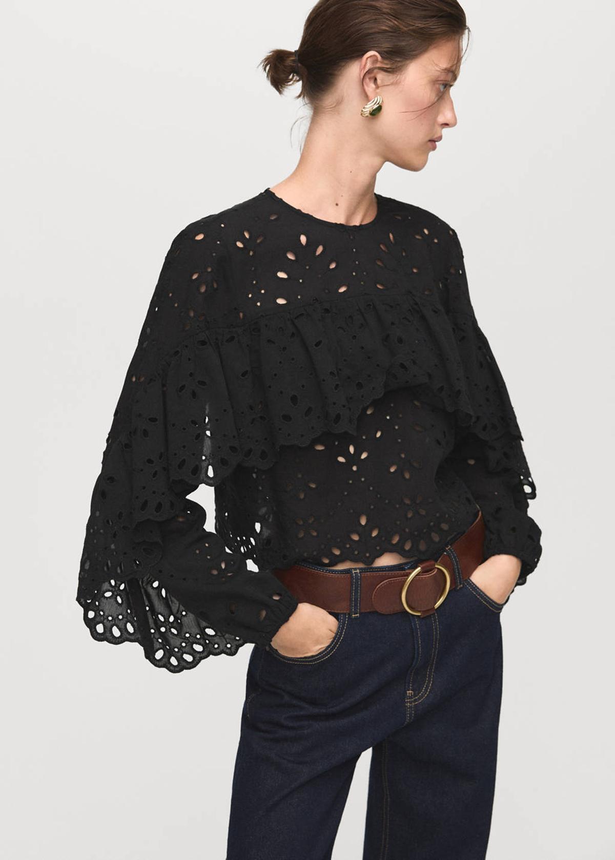 Blouse noire avec broderie ajourée
