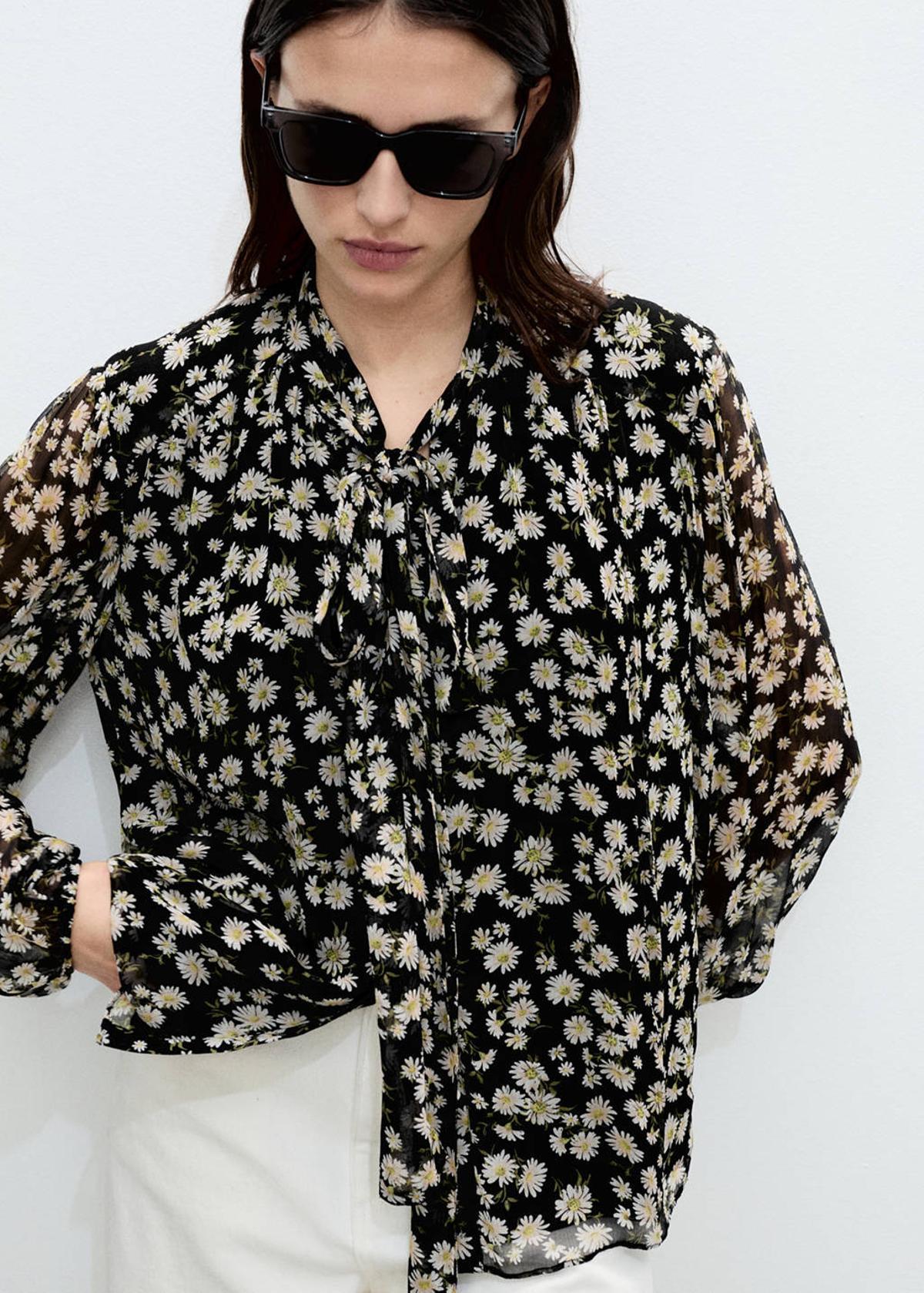 Blouse fleurie avec noeud