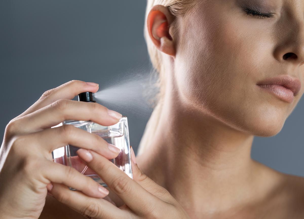 Parfum sur le cou et le décolleté