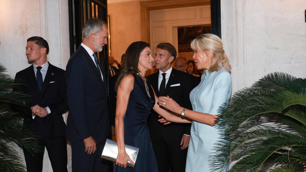 La reine Letizia ose porter une robe noire à décolleté en goutte pour les adieux des Macron à l'ambassade de France