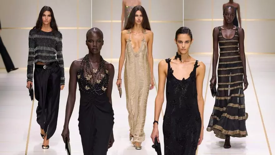 Des papillons, du noir comme protagoniste et une collection hommage : c'est ainsi que Giorgio Armani a conquis les podiums italiens
