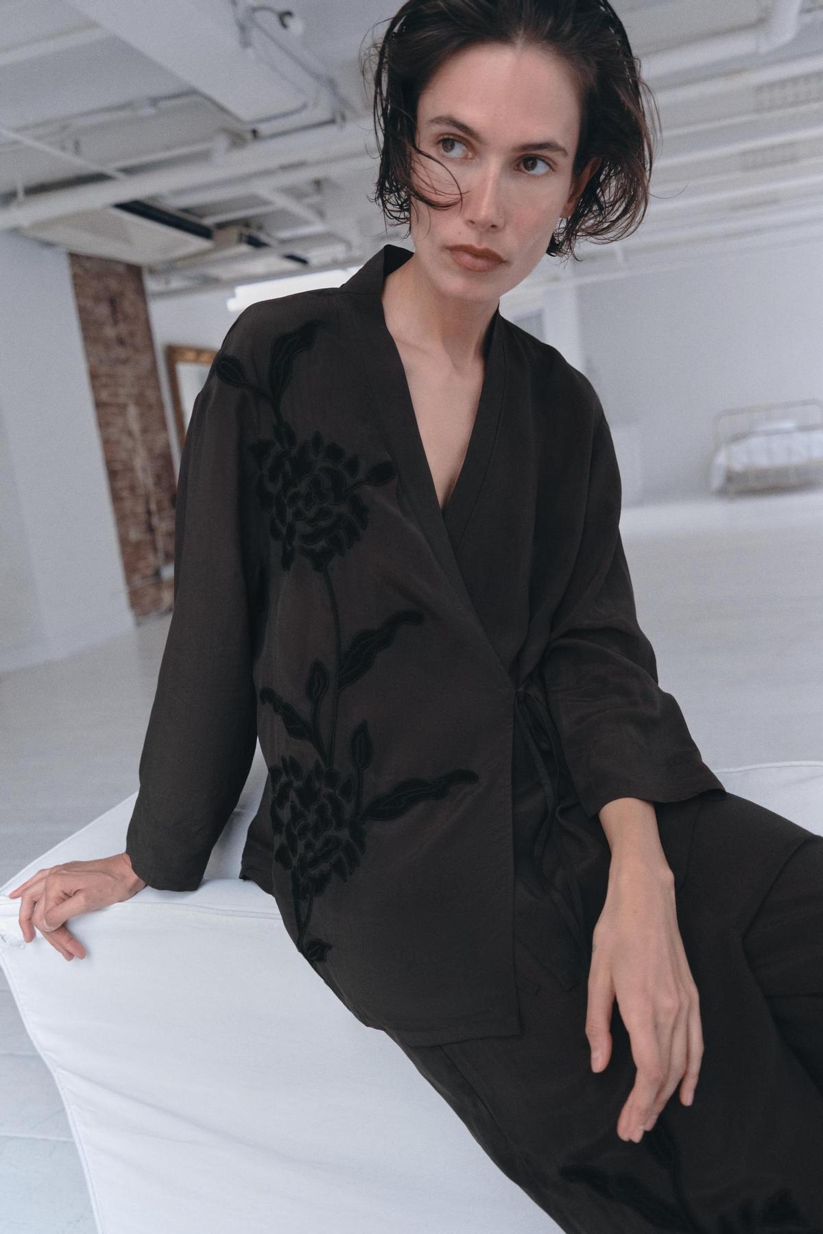 Blouse portefeuille brodée en velours