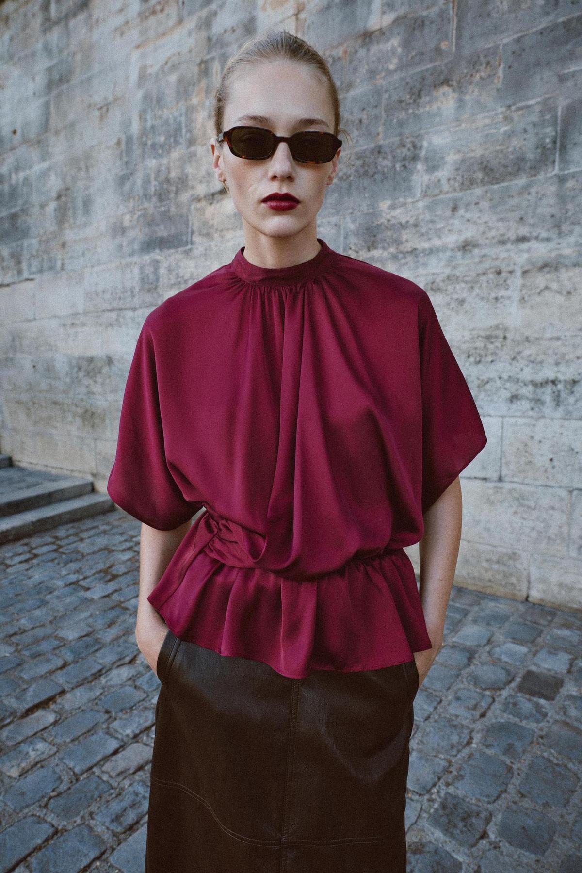 Blouse drapée en satin bordeaux