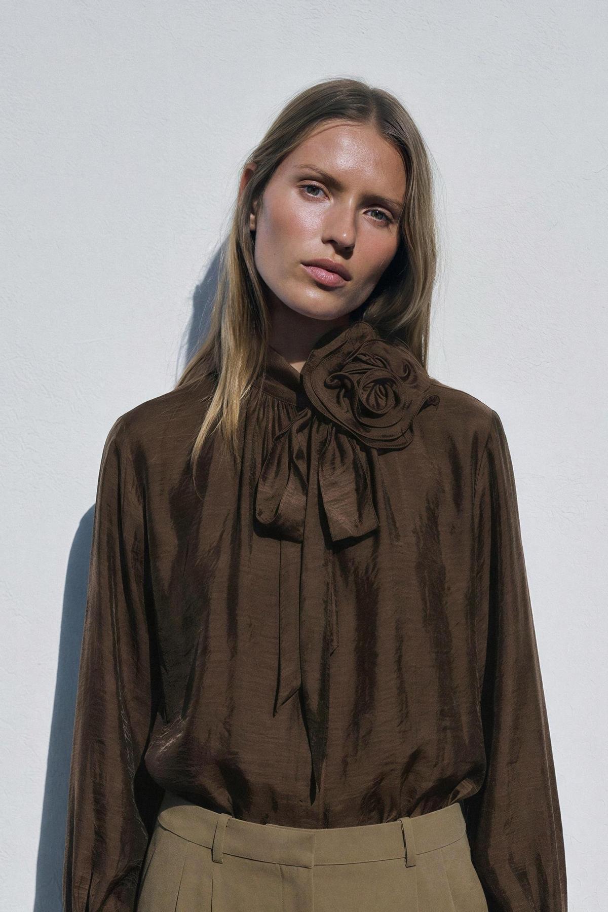 Blouse en satin avec nœud fleuri