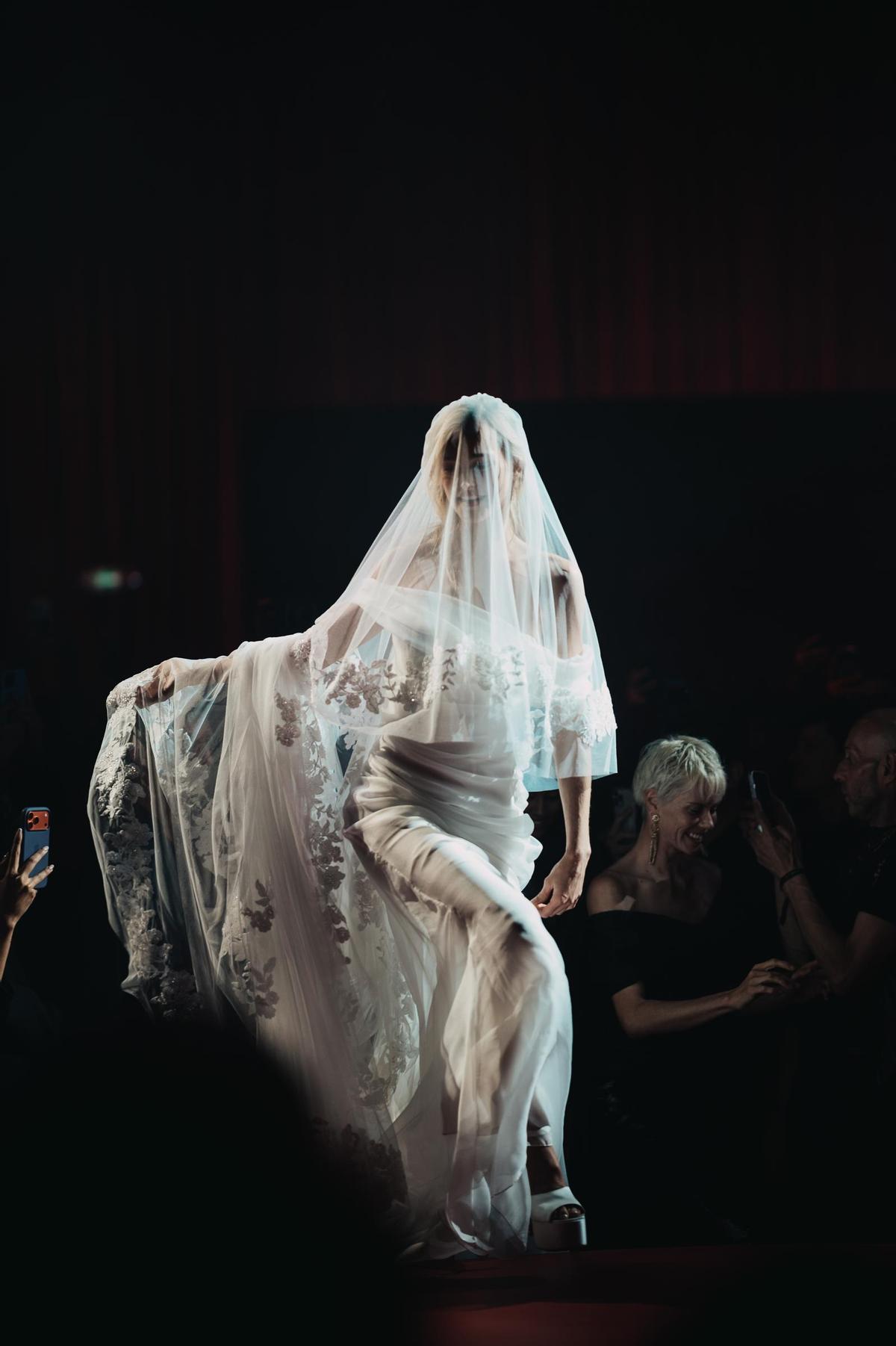 La robe de mariée et le voile de la collection mariée Elie Saab x H&M