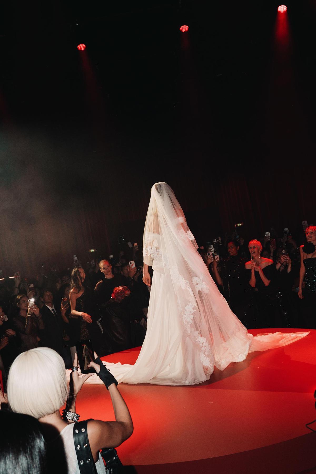 La robe de mariée et le voile de la collection Elie Saab x H&M