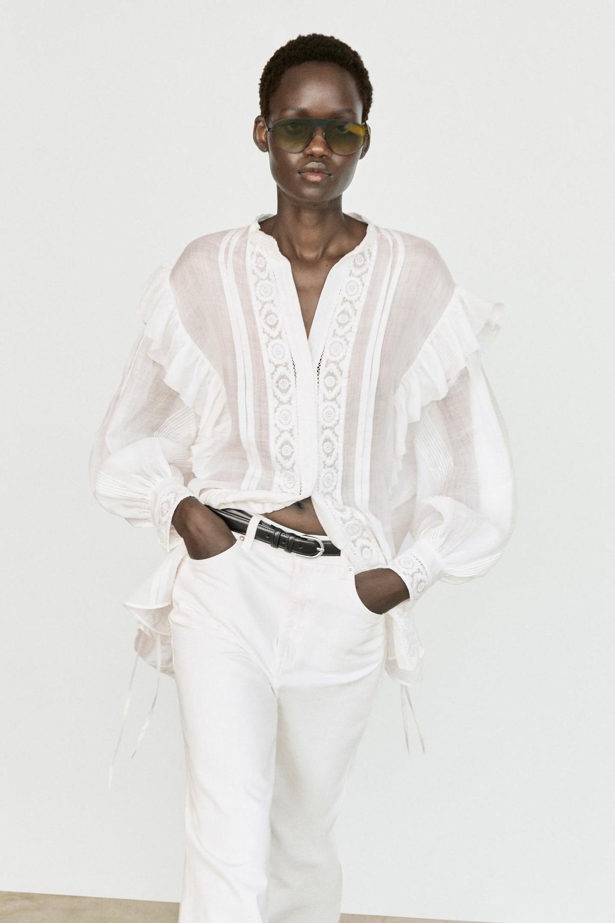 Blouse blanche à volants et broderies