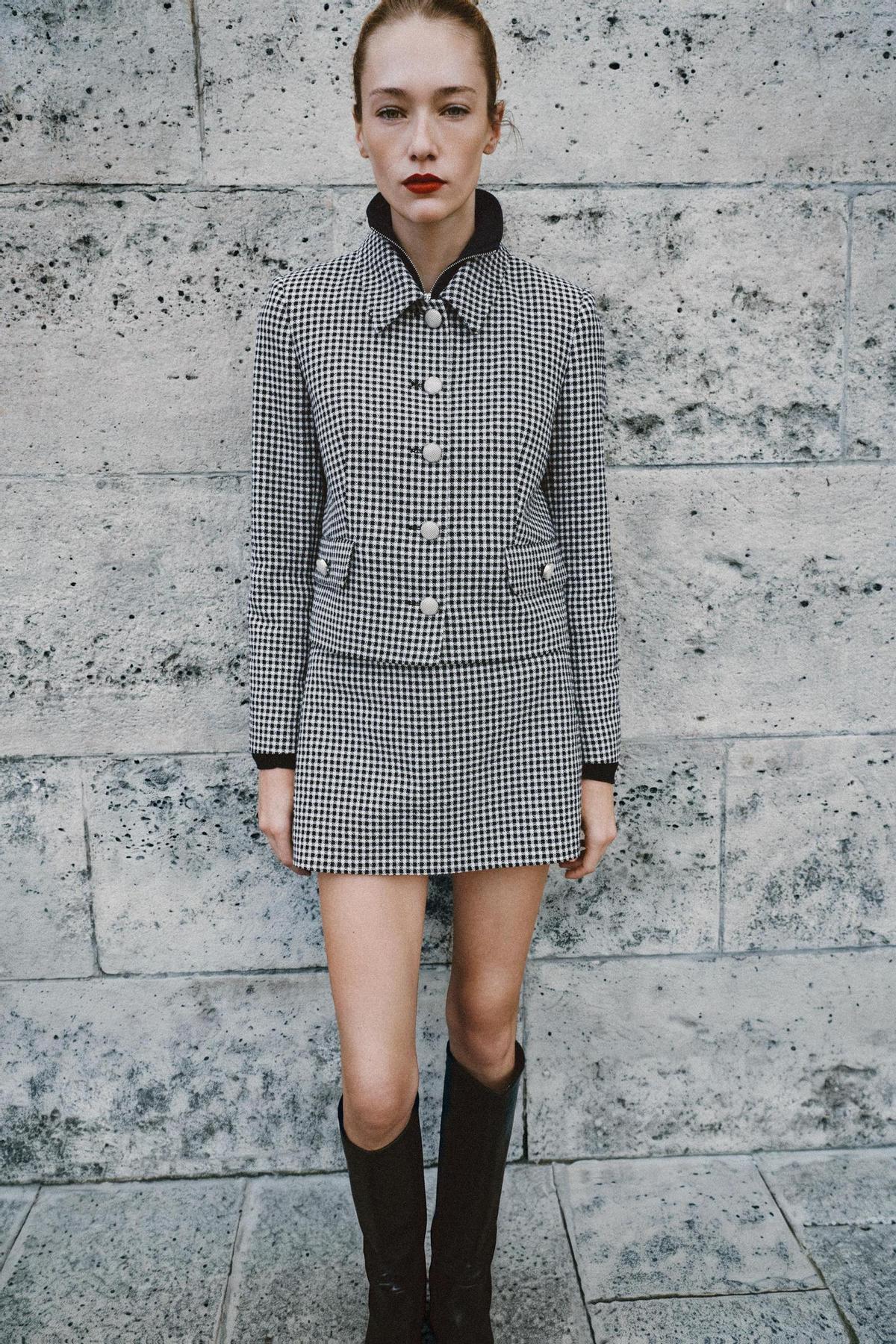 Ensemble veste à carreaux et mini jupe