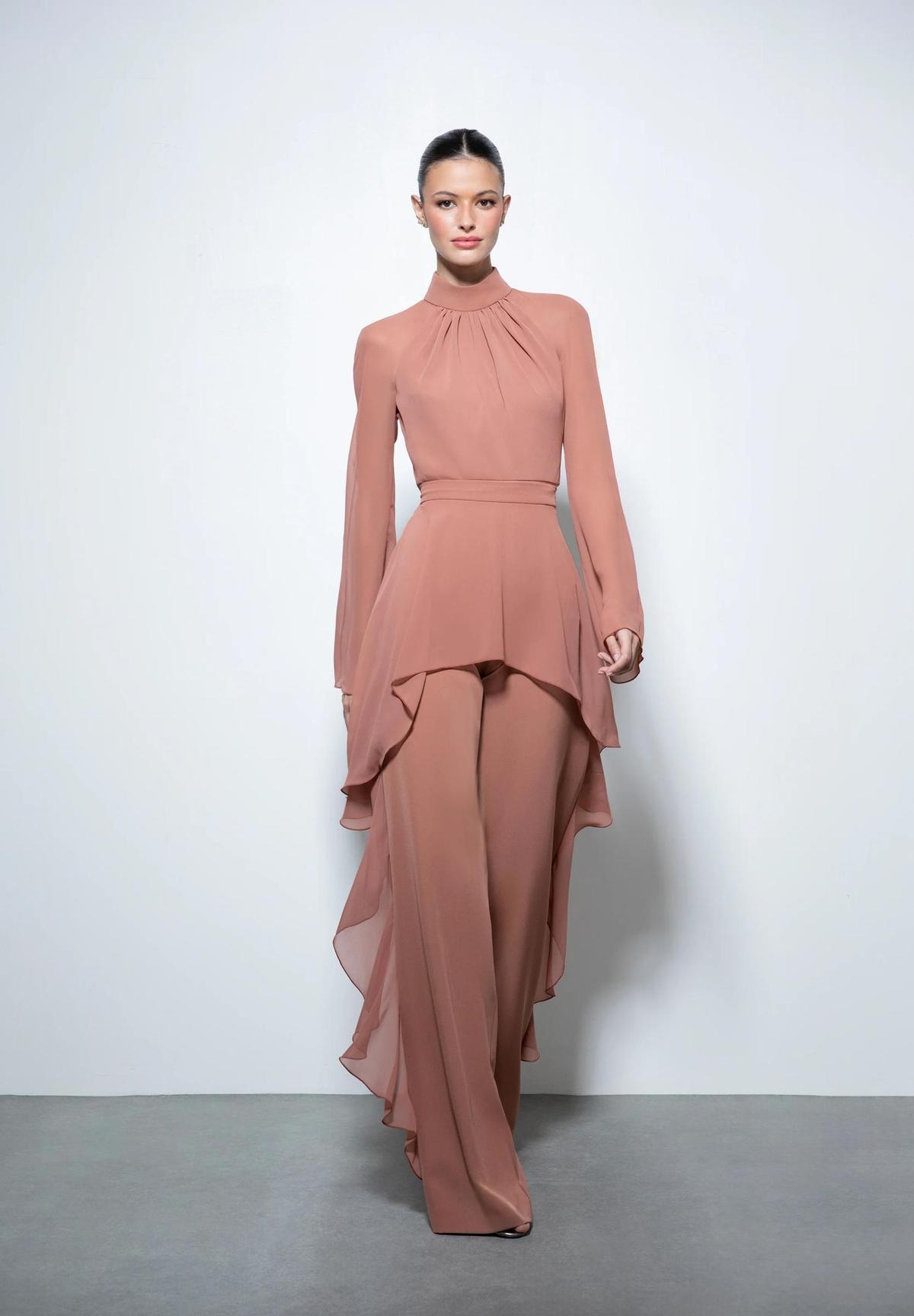 Ensemble invité avec pantalon