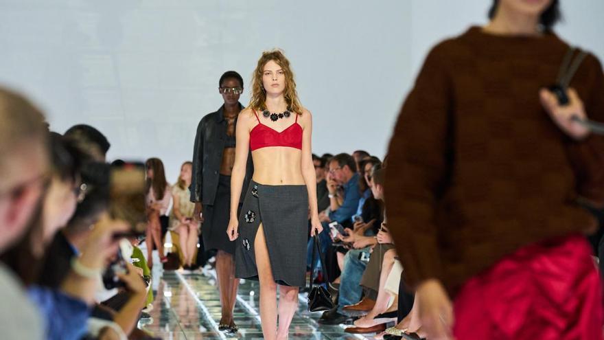 La soirée jupe Prada : c'est le défilé à Milan qui a fait de ce vêtement le protagoniste absolu