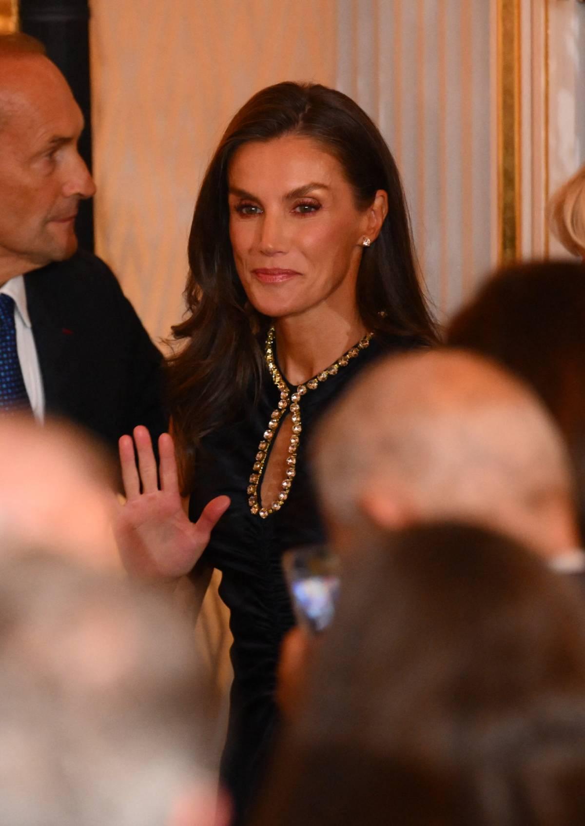 Détail du décolleté de la robe Sandro portée par la reine Letizia