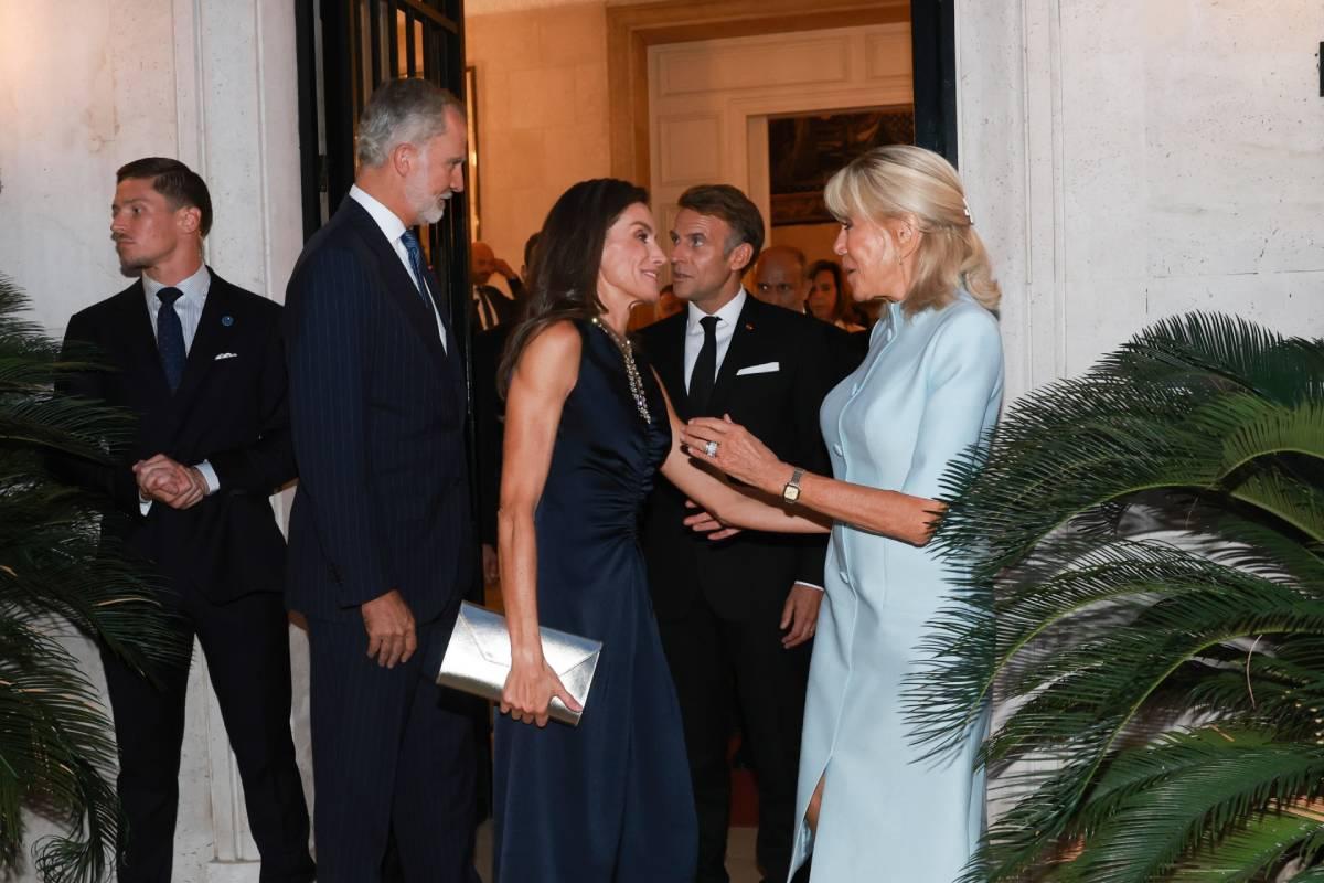 Détail des accessoires de la reine Letizia pour son rendez-vous avec les Macron à la résidence de l'ambassadeur de France à Madrid