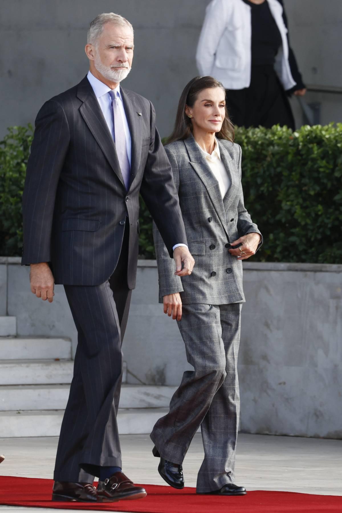 Le roi Felipe et la reine Letizia font leurs adieux à l'aéroport de Madrid pour se rendre en Finlande
