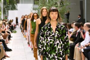 Michael Kors s'engage dans une collection urbaine presque sculpturale : des pièces ajustées, fluides et beaucoup de contraste