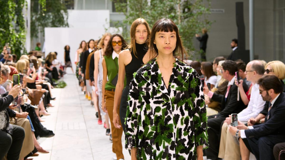 Michael Kors s'engage dans une collection urbaine presque sculpturale : des pièces ajustées, fluides et beaucoup de contraste