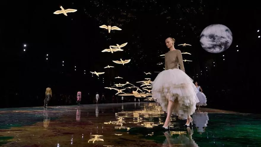 Chanel prend son envol à Paris : des oiseaux géants, le sac '2.55' de Coco et une nouvelle révolution 'tweed'