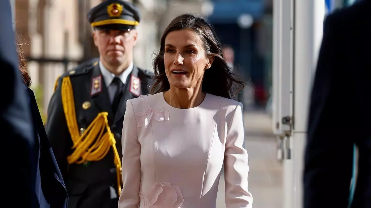 La reine Letizia poursuit son agenda à Helsinki avec le roi Felipe VI : elle récupère la pièce rose poudré de Pedro del Hierro