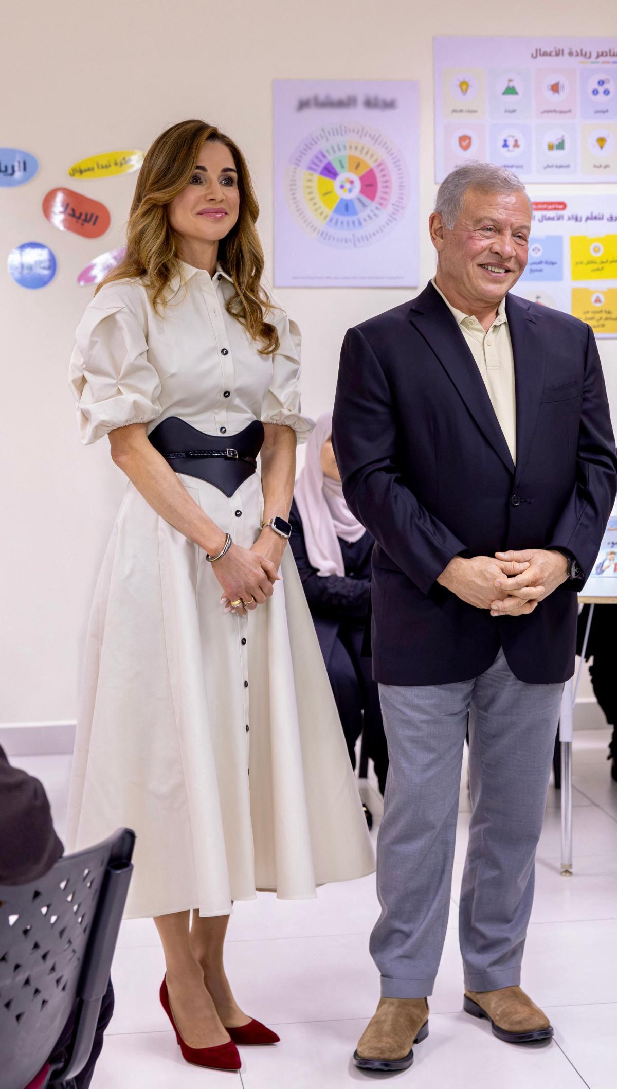 La reine Rania de Jordanie a accompagné Abdallah II lors de sa visite à l'école primaire mixte Aisha bint Abu Bakr à Aqaba