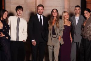 Victoria Beckham conquiert la Fashion Week de Paris avec sa nouvelle collection et le soutien de presque toute sa famille : Brooklyn, la grande absente