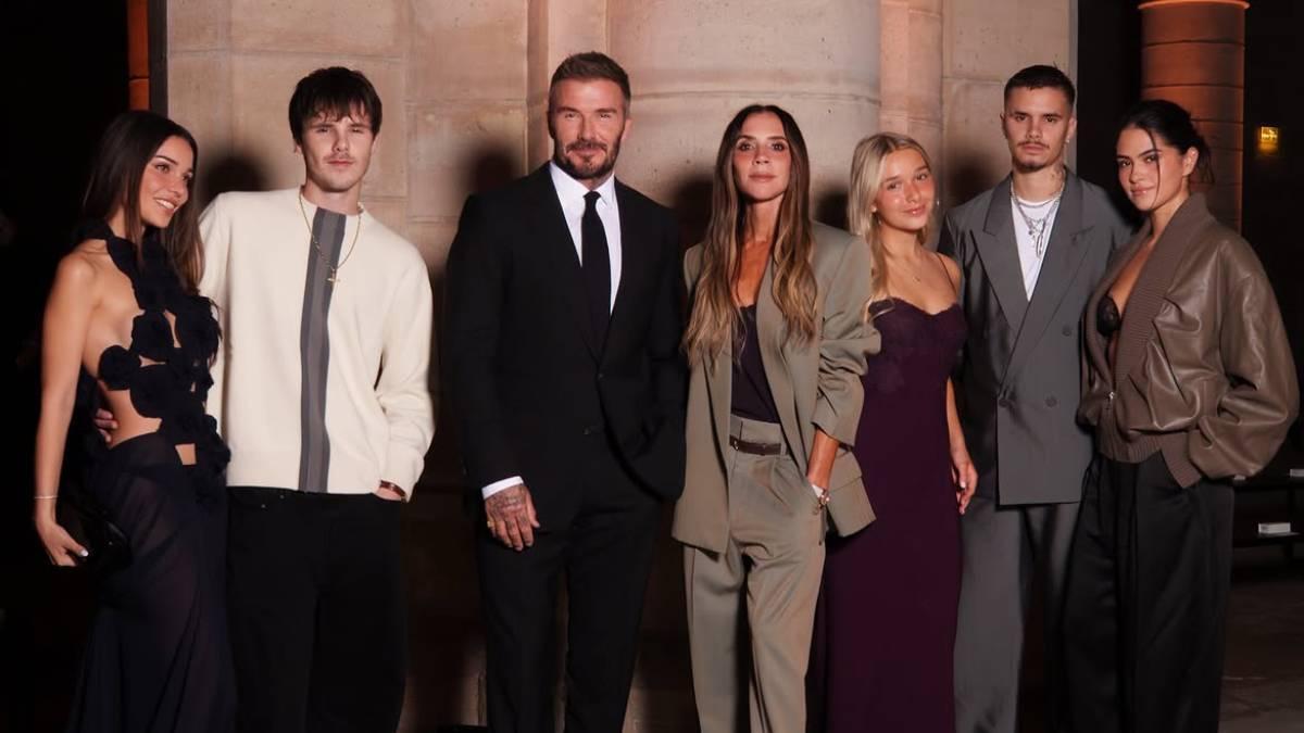 Victoria Beckham conquiert la Fashion Week de Paris avec sa nouvelle collection et le soutien de presque toute sa famille : Brooklyn, la grande absente