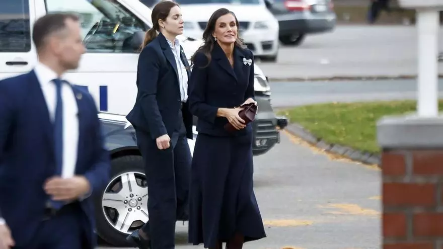 La marque choisie par Letizia à Helsinki est dirigée par une mère et sa fille et conçoit des costumes conçus pour être hérités : une équipe de 15 femmes, qui fabriquent et produisent localement, avec des coupes impeccables, des détails raffinés et des collections cohérentes qui unissent le minimalisme nordique à la féminité parisienne.