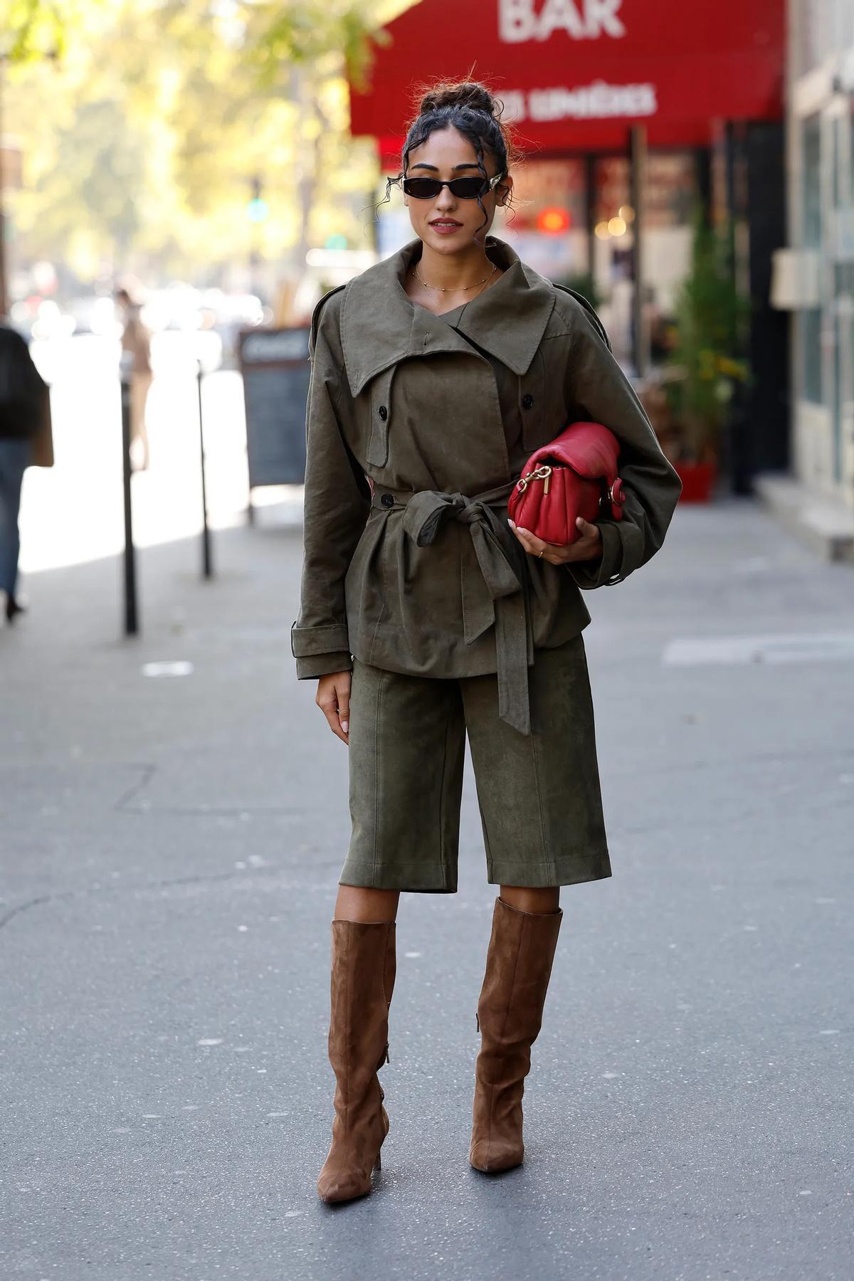 Look bermuda avec des bottes marron