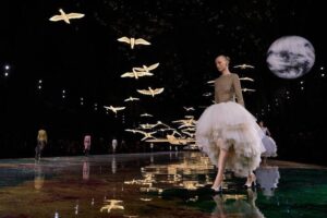 Chanel prend son envol à Paris : des oiseaux géants, le sac '2.55' de Coco et une nouvelle révolution 'tweed'